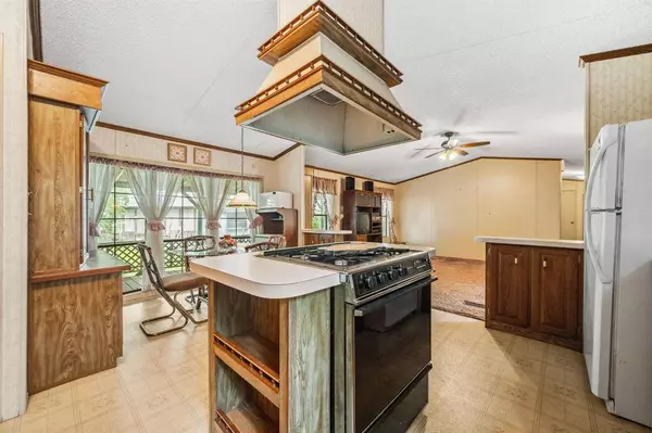 345 E Oak Shadows, Onalaska, TX 77360