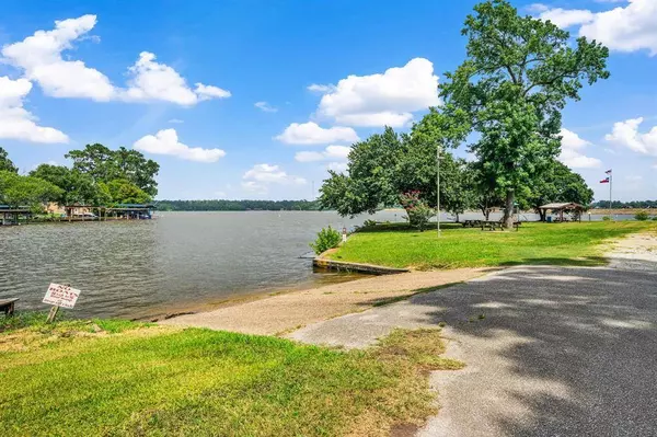 345 E Oak Shadows, Onalaska, TX 77360