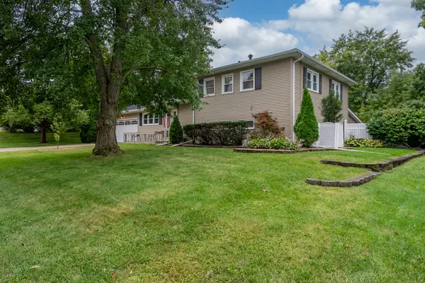 Olympia Dr, Bettendorf, IA 52722-3076