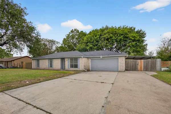 1910 Coupland DR, La Porte, TX 77571