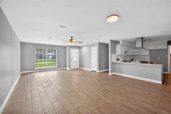 1910 Coupland DR, La Porte, TX 77571