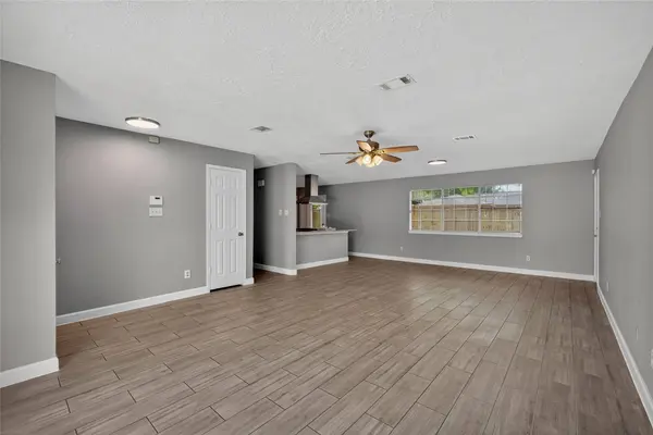 1910 Coupland DR, La Porte, TX 77571