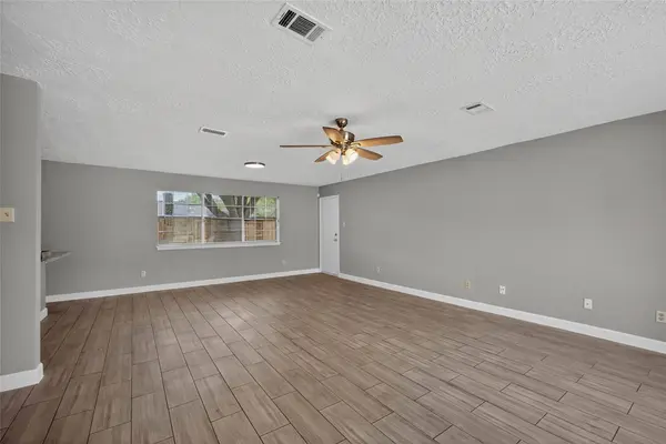 1910 Coupland DR, La Porte, TX 77571