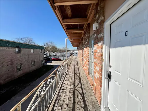 1042 W Village CT #C, Pasadena, TX 77506