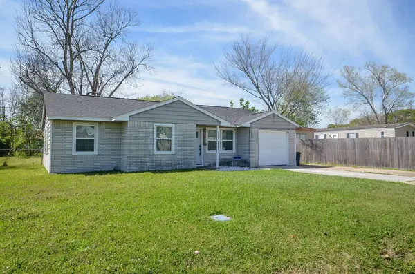 201 Inwood LN, Highlands, TX 77562