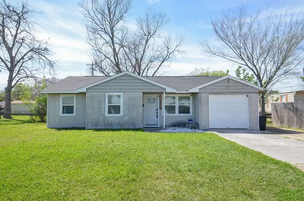 201 Inwood LN, Highlands, TX 77562