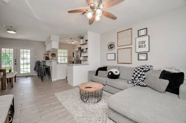 201 Inwood LN, Highlands, TX 77562