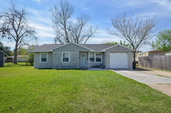 201 Inwood LN, Highlands, TX 77562