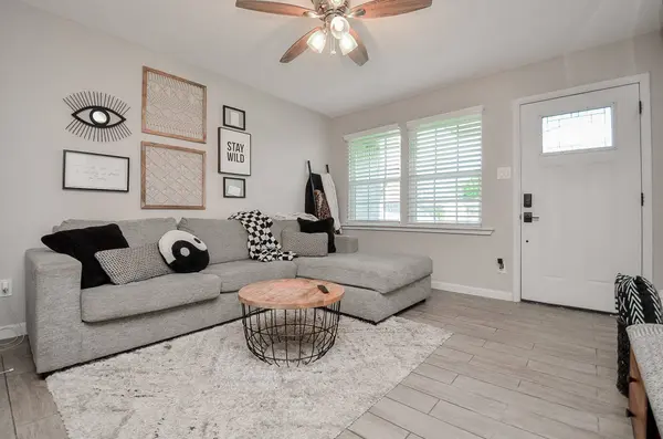 201 Inwood LN, Highlands, TX 77562