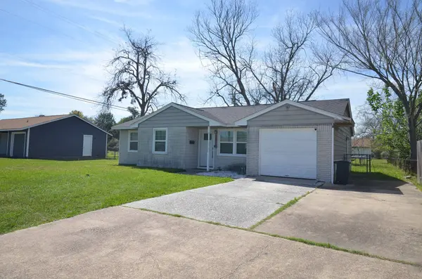 201 Inwood LN, Highlands, TX 77562