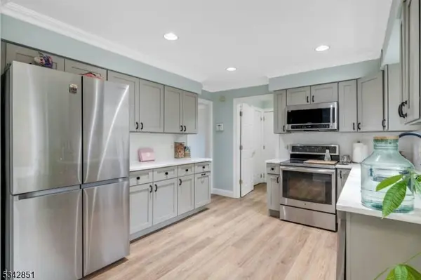 18 Cardinal Dr, Allamuchy Twp., NJ 07840