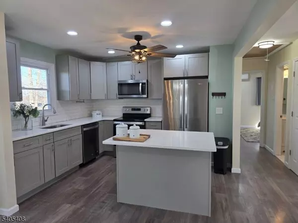 12 Hobart Trl, Hopatcong Boro, NJ 07843