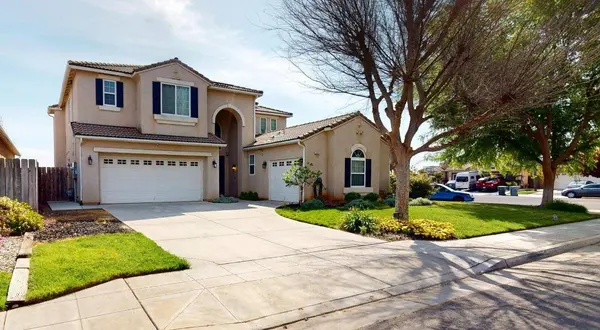 1051 N Coventry AVE, Clovis, CA 93611