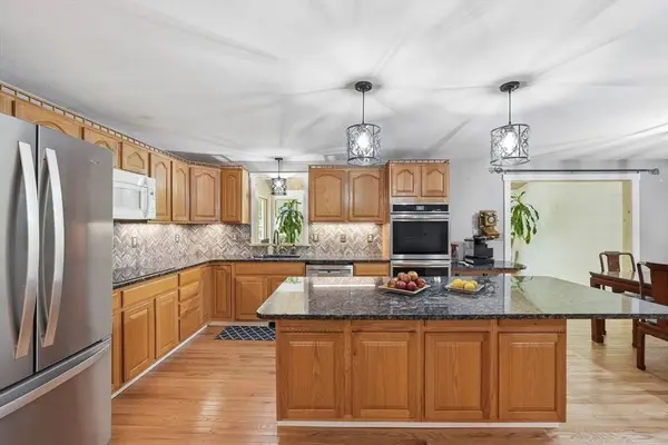 7 Hartwell Rd, Oxford, MA 01537