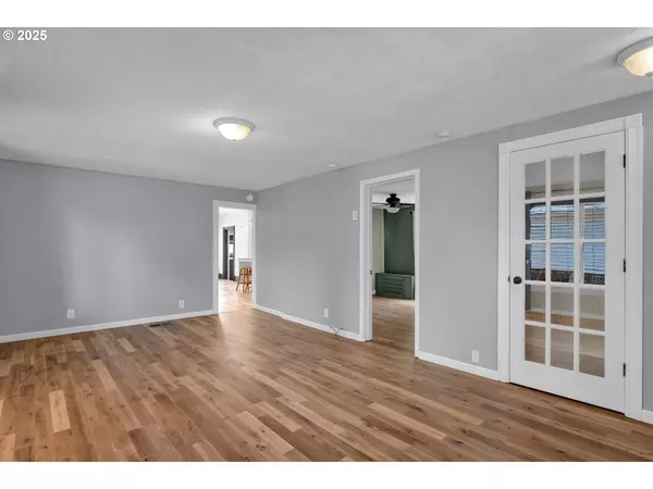 157 E ELMORE ST, Lebanon, OR 97355