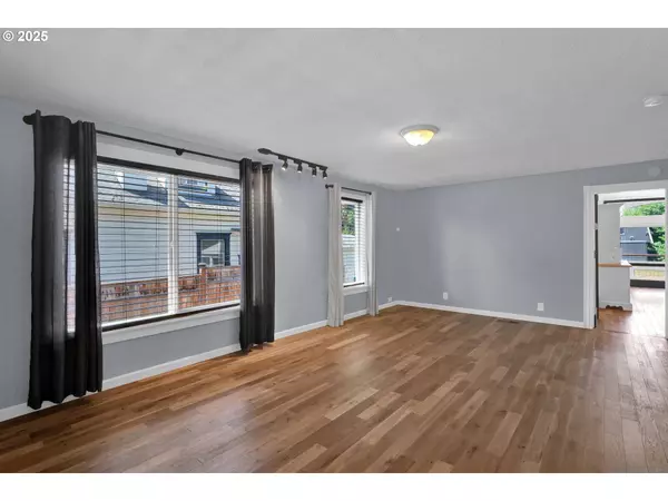 157 E ELMORE ST, Lebanon, OR 97355