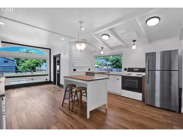 157 E ELMORE ST, Lebanon, OR 97355