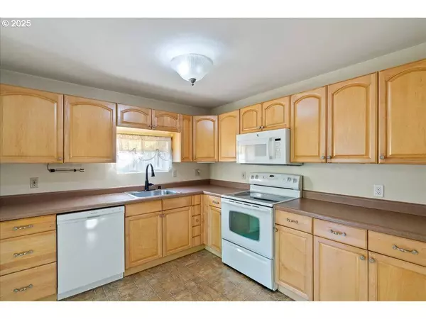 47578 SCHOOL ST, Oakridge, OR 97463