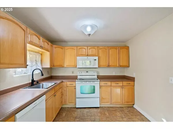 47578 SCHOOL ST, Oakridge, OR 97463