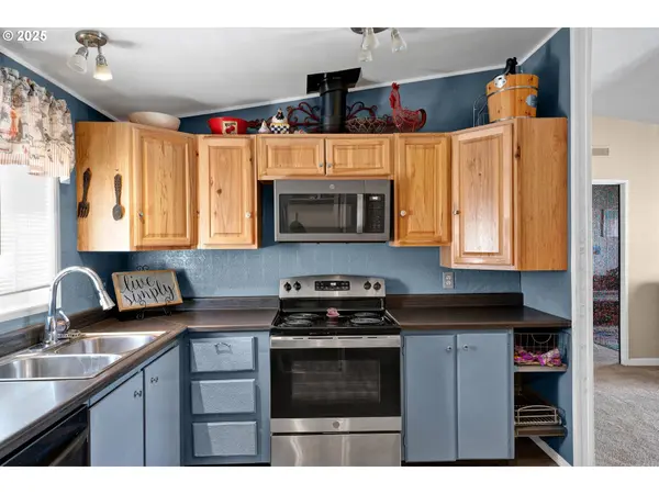 700 N MILL ST #75, Creswell, OR 97426