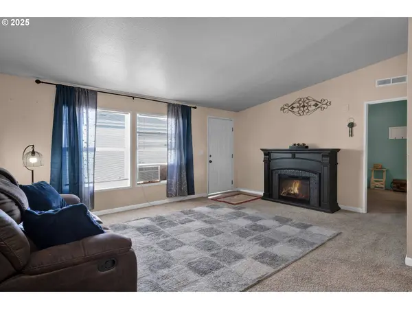 700 N MILL ST #75, Creswell, OR 97426