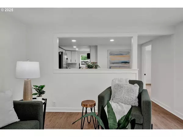 1330 HAWTHORNE ST, Sweet Home, OR 97386