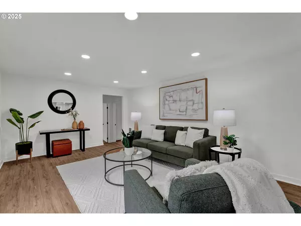 1330 HAWTHORNE ST, Sweet Home, OR 97386