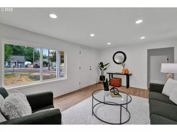 1330 HAWTHORNE ST, Sweet Home, OR 97386