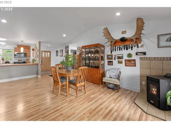 460 HUCKLEBERRY MT LN, Riddle, OR 97469