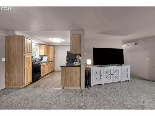 1300 ROLLING HILLS RD, Roseburg, OR 97471