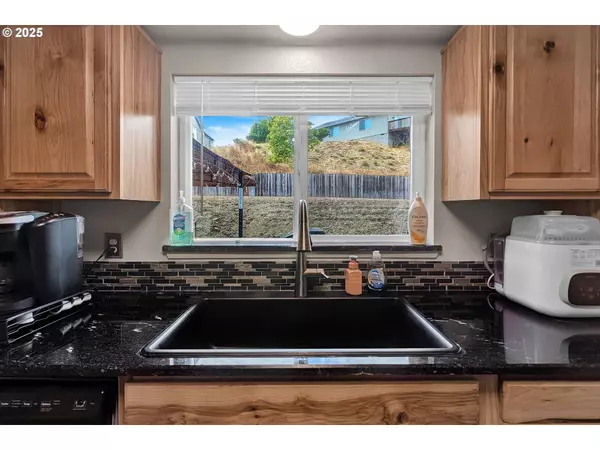 1300 ROLLING HILLS RD, Roseburg, OR 97471