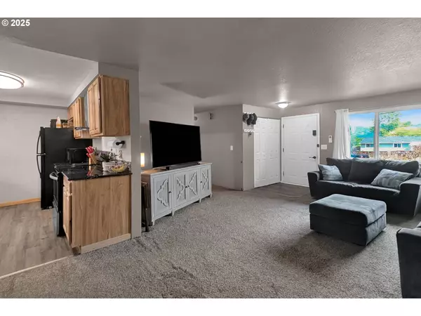 1300 ROLLING HILLS RD, Roseburg, OR 97471