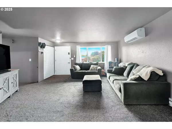 1300 ROLLING HILLS RD, Roseburg, OR 97471