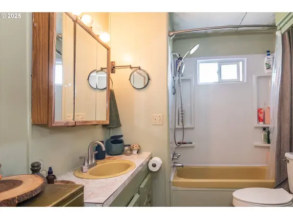 819 S COMSTOCK AVE #13, Sutherlin, OR 97479