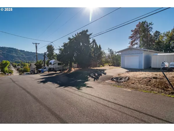 90 NE DARRELL AVE, Winston, OR 97496