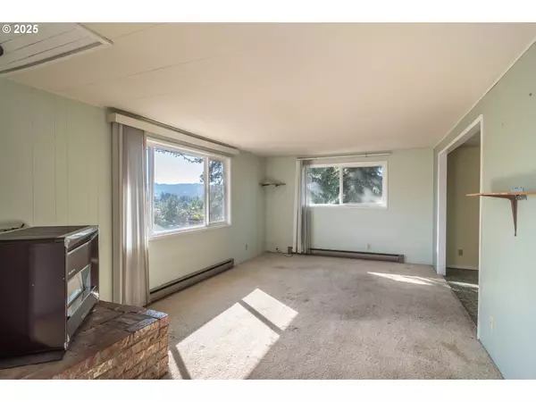 90 NE DARRELL AVE, Winston, OR 97496