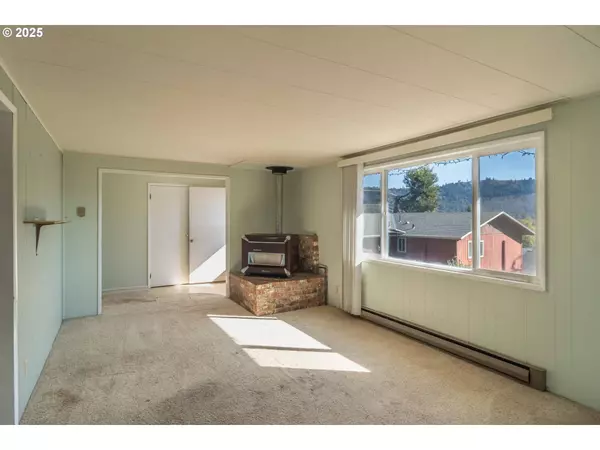 90 NE DARRELL AVE, Winston, OR 97496