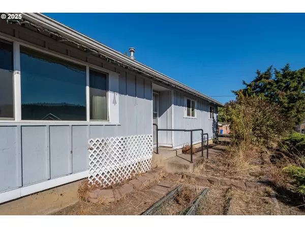 90 NE DARRELL AVE, Winston, OR 97496