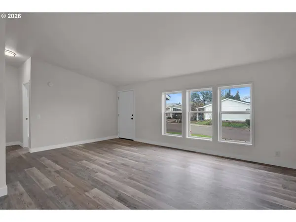 700 N MILL ST #112, Creswell, OR 97426