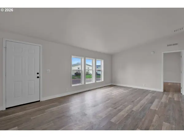 700 N MILL ST #112, Creswell, OR 97426