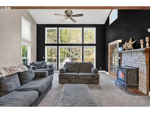 1040 ARCADIA DR, Roseburg, OR 97471