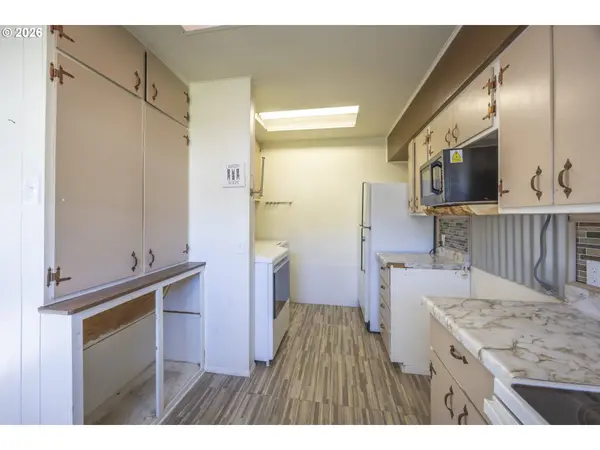 550 N 8TH ST, Lakeside, OR 97449