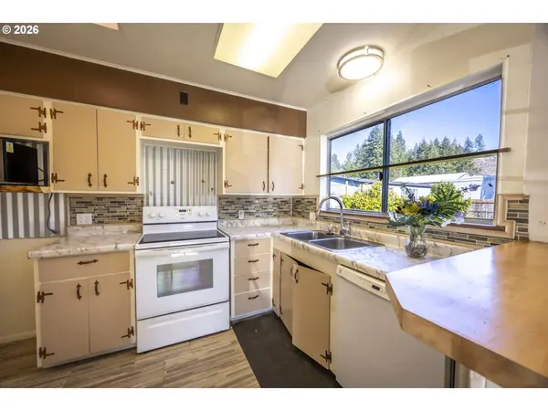 550 N 8TH ST, Lakeside, OR 97449