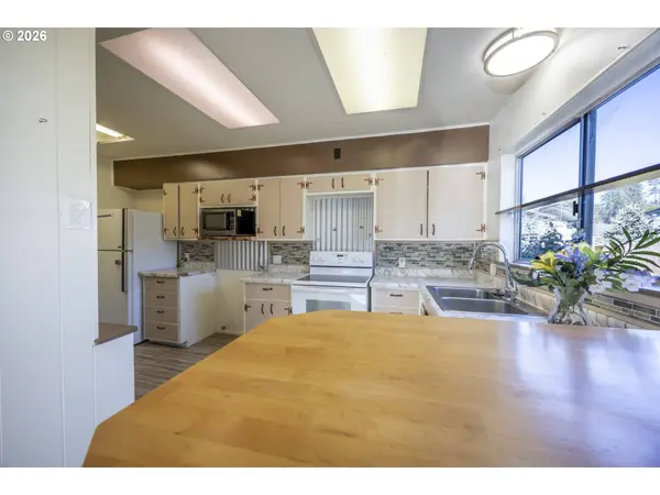 550 N 8TH ST, Lakeside, OR 97449