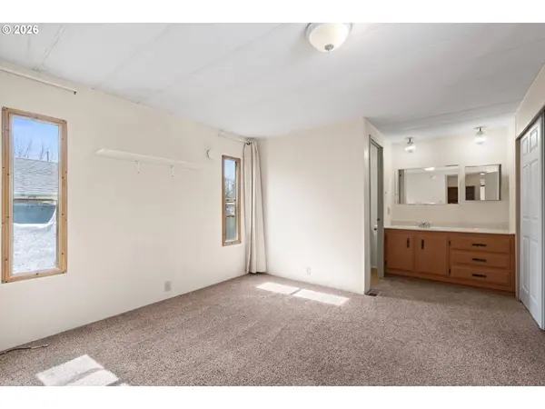 1566 LAURA ST, Springfield, OR 97477