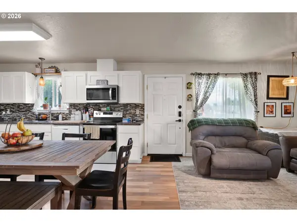 285 E 3RD AVE, Junction City, OR 97448