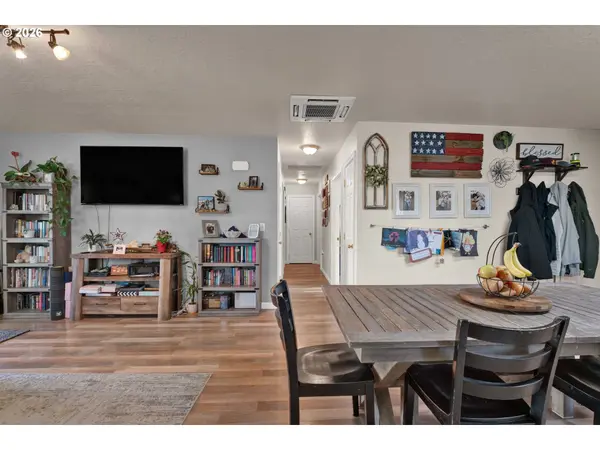 285 E 3RD AVE, Junction City, OR 97448