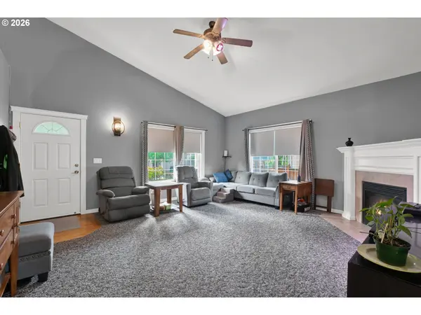 3392 FALCON DR, Springfield, OR 97477