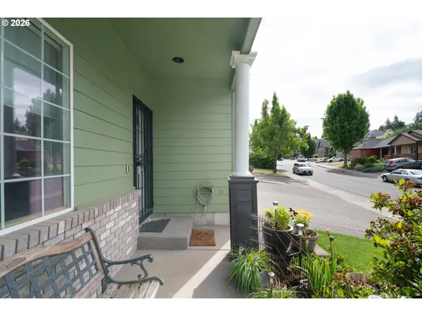 3392 FALCON DR, Springfield, OR 97477