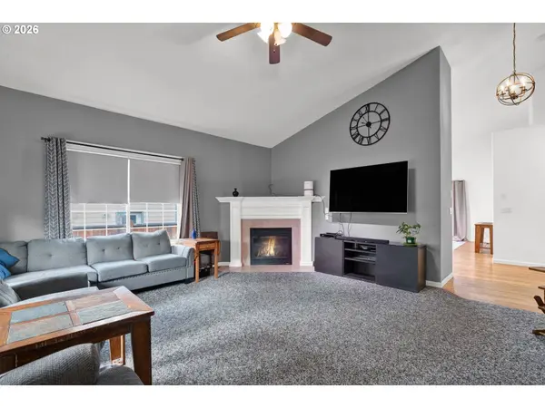 3392 FALCON DR, Springfield, OR 97477